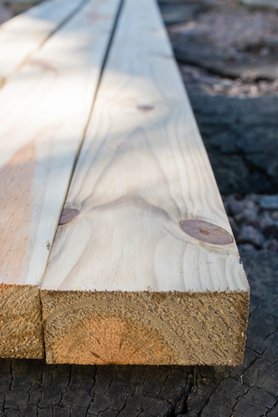 Caibro aplainado para pergolado (serve também para telhado ou móveis) de madeira de Pinus tratado 4,5x9x150 centímetros