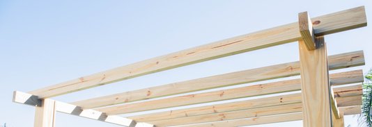 Caibro aplainado para pergolado (serve também para telhado ou móveis) de madeira Pinus tratado 4,5x9x290 centímetros