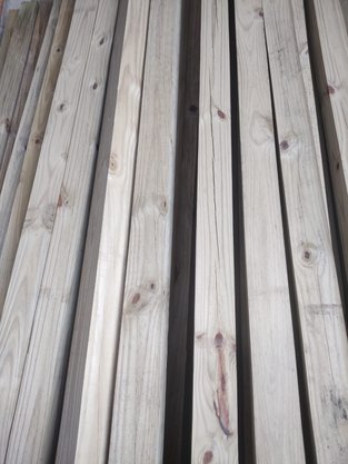 Coluna aplainada para pergolado (serve também para estruturas de madeira ou móveis) de Pinus tratado 8x8x290 centímetros