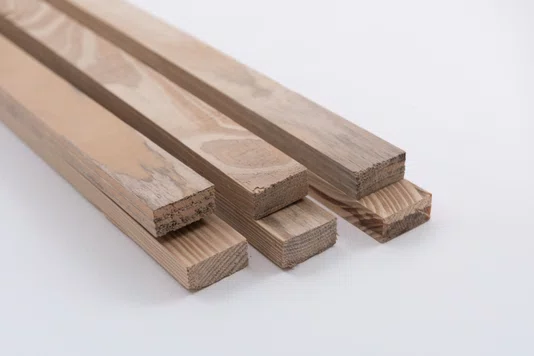KIT 6 Ripas aplainadas de Pinus tratado com nós 4x1,8x290 centímetros