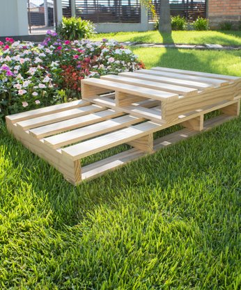 Palete para montagem de mobiliário ou jardim de madeira Pinus tratado 70x70 centímetros