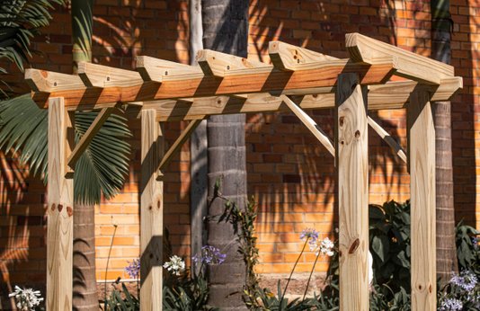 Pergolado para jardim de madeira Pinus tratado 1,75x0,90 metros - Modelo Moscato