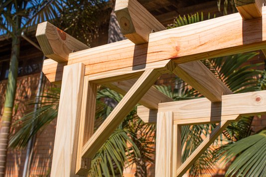 Pergolado para jardim de madeira Pinus tratado 1,75x0,90 metros - Modelo Moscato