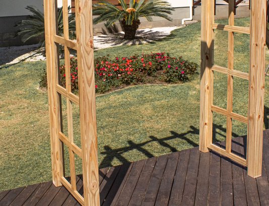 Pergolado para jardim com treliça lateral de madeira Pinus tratado 1,75x0,90 metros - Modelo Pinot Noir