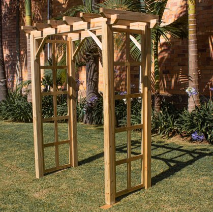 Pergolado para jardim com treliça lateral de madeira Pinus tratado 1,75x0,90 metros - Modelo Pinot Noir