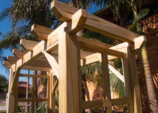 Pergolado para jardim com treliça lateral de madeira Pinus tratado 1,75x0,90 metros - Modelo Pinot Noir