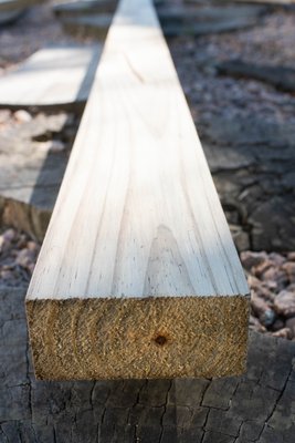 Caibro aplainado para pergolado (serve também para telhado ou móveis) de madeira Pinus tratado 4,5x9x290 centímetros